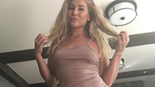 Угарное видео: у красотки не выдержало платье